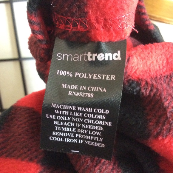 Buffalo Plaid Oblong Scarf with Pockets! - Picture 5 of 5